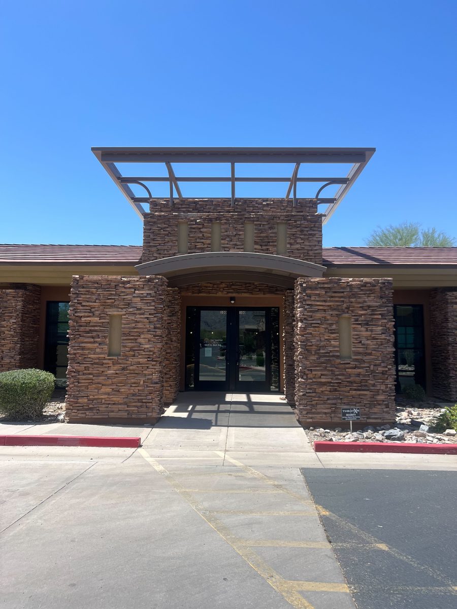 Treetop Scottsdale clinic from the parking lot